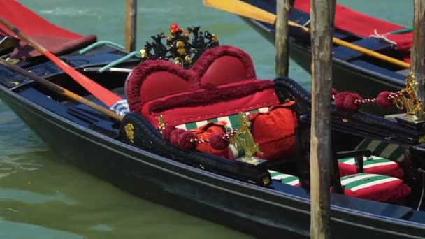 Decorated with romantic seats gondola swaying on water, trip for newlyweds — Stock Video