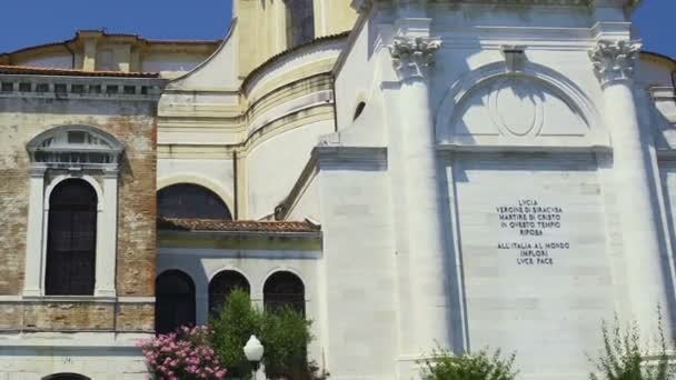 Igreja de San Geremia em Veneza, passando por atração de turistas, decadência elegante — Vídeo de Stock