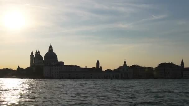 Исторические здания в Венеции, туристическая достопримечательность, водная прогулка, вид с лодки — стоковое видео