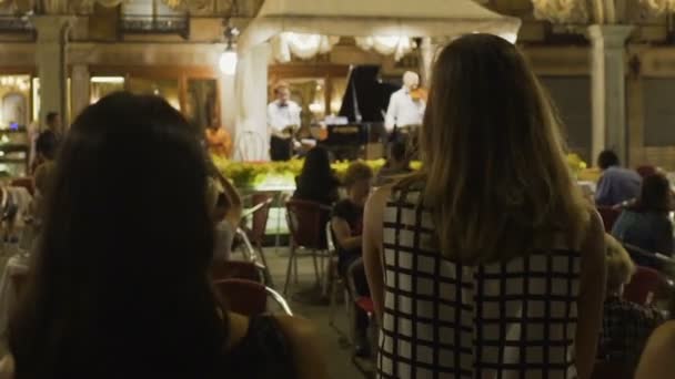 Los huéspedes del restaurante escuchando música en vivo, concierto al aire libre en el evento de vacaciones — Vídeos de Stock