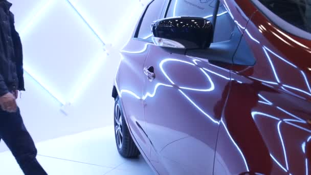 Coche futurista iluminado, hombre entrando, exposición de vehículos exclusivos — Vídeos de Stock