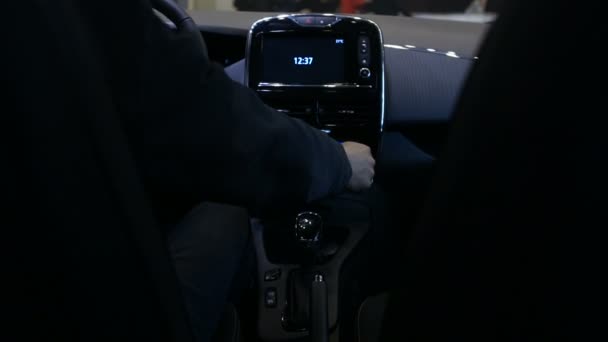 Hombre arranque coche eléctrico con panel de control de pantalla táctil, tecnologías innovadoras — Vídeo de stock