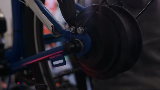 Rueda de bicicleta girando, servicio y taller de reparación, comprobación de la capacidad de trabajo — Vídeos de Stock