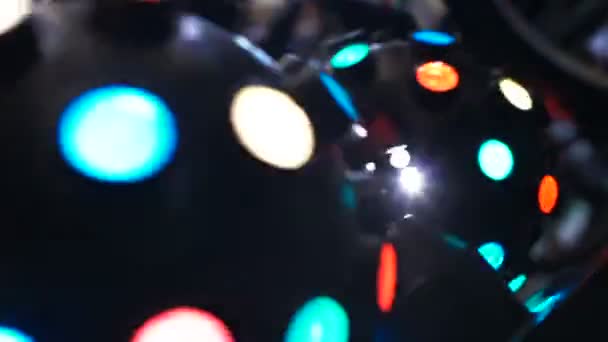 Kolorowe reflektory, obracanie, etap nowoczesny sprzęt oświetleniowy, klub ozdoba — Wideo stockowe