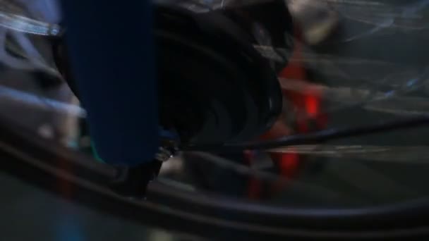 Luci colorate lampeggianti alla ruota della bicicletta di filatura, mostra di sintonia bici — Video Stock