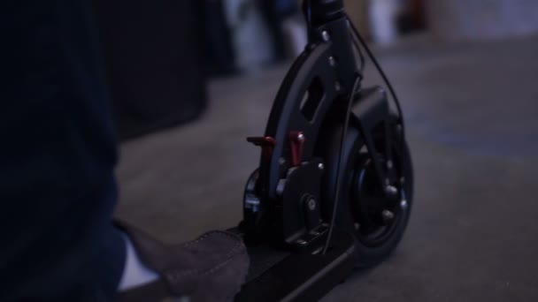 Jongen rijden elektrische kick scooter op straat, comfortabele ecologische vervoer — Stockvideo