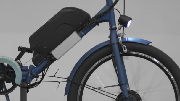 Roda de eletrobicicleta girando, exposição de bicicletas exclusivas, transporte ecológico — Vídeo de Stock