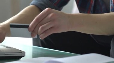 Alışveriş online, Bilet rezervasyonu dizüstü yazarak kredi kartı numarası dostum