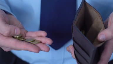 Onları koyarak çanta, yoksulluk kavramı, düşük maaş biraz para sayma adam