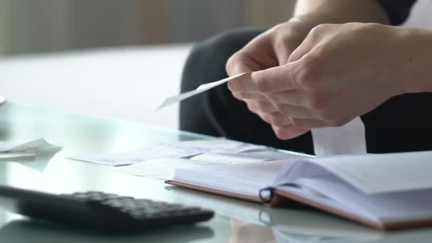 Hombre mirando la cuenta y los gastos de conteo, bajos ingresos, planificación del presupuesto familiar — Vídeos de Stock