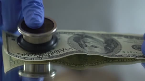 Diagnose des Dollars mit Stethoskop, Finanzmarktüberwachungskonzept — Stockvideo