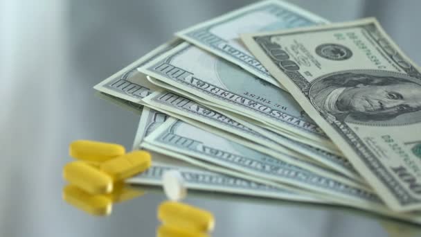 Lab assistent släppa piller på dollar, investeringar i medicinsk forskning, närbild — Stockvideo