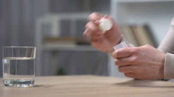 Mujer que toma pastillas contra el dolor de cabeza o el dolor menstrual, tratamiento de la depresión — Vídeo de stock