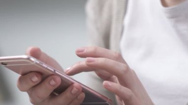 Alışveriş online, airflight için bilet rezervasyonu smartphone app, kullanan kadın