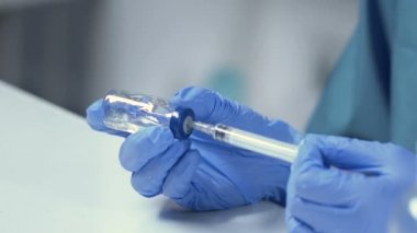 Hemşire alarak ilaç ampül şırıngadan, aşı Veteriner Kliniği
