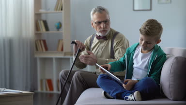 Kızgın Büyükbaba azarı torunu tablete, kuşak çatışması video oyun oynamak için
