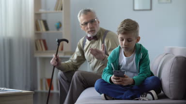 Cep telefonu, internet bağımlılığı kullanmak için üzgün dedesi azarı torunu