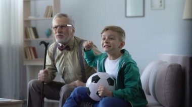 Dede ve torunu favori futbol takımı, kazanmak için mutlu için tezahürat