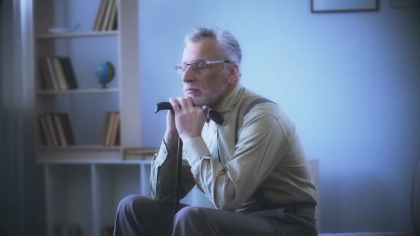 Viejo solitario apoyado en bastón, soñando, recordando juventud, nostalgia — Vídeos de Stock