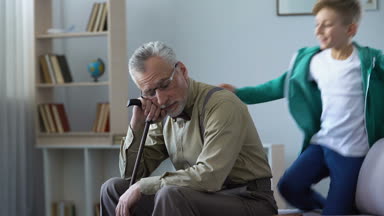 Uyku, Stick, mutlu bir şekilde atlama ve onu uyandırmak torunu eğilerek Büyükbaba