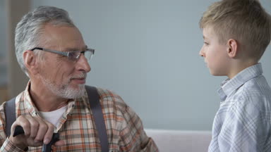 Dede ve torunu yaslanmış alınlarına birlikte, Aile aşk, duygusallık