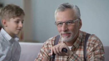 Sevgi, değerli aile dakika, Yaşlı Bakımı ile sarılmış dede torunu