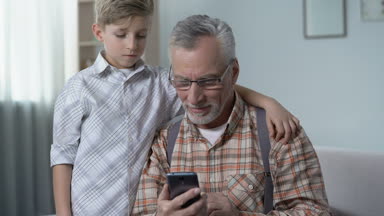 Dedesi smartphone, dijital nesil farkı daha iyi anlamak için yardım çocuk