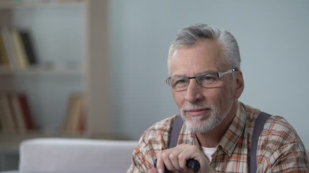 Enkel besucht Großvater am Wochenende, Liebe und Fürsorge für alte Menschen, Glück — Stockvideo