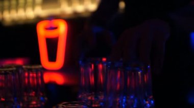 Profesyonel barmen gece kulübü partide iki bardak ile serin hileci yapmak