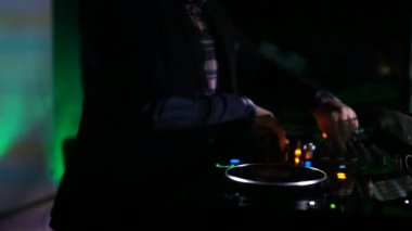 Profesyonel DJ pikap denetim geçiş kulübünde raylara karıştırma