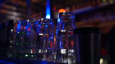 Temiz şeffaf gözlük bar gece kulübü, kasada duran yakın çekim