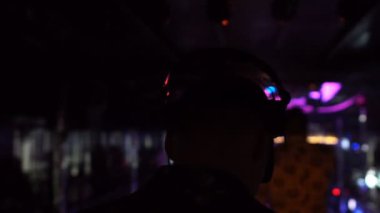 Ünlü DJ kulaklıklarla müzik gece kulübü partide, arkadan görünüm