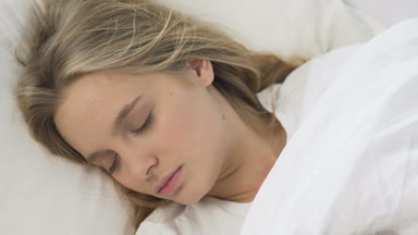 Genç kız battaniye üzerinde kafa çekerek uyan ve okula gitmek reddederek