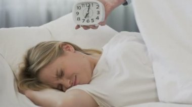 Çalar saat uyanma öğrenci, battaniyeyle kapsayan kız yukarı ve uyku gider