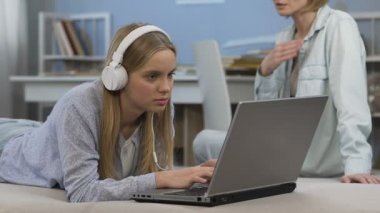 Asi genç kız anne azar, internet bağımlılığı, tembellik yok sayılıyor