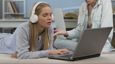 Anne azarı kızı eğitim yerine sosyal ağ sohbet için