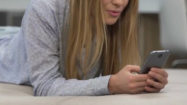 Alışveriş, hoş bir sürpriz indirimler tarafından akıllı telefon kullanan genç kadın