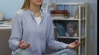 Pratik yoga poz, iç uyum, diyet kavramı, yaşam sağlıklı şekilde kız