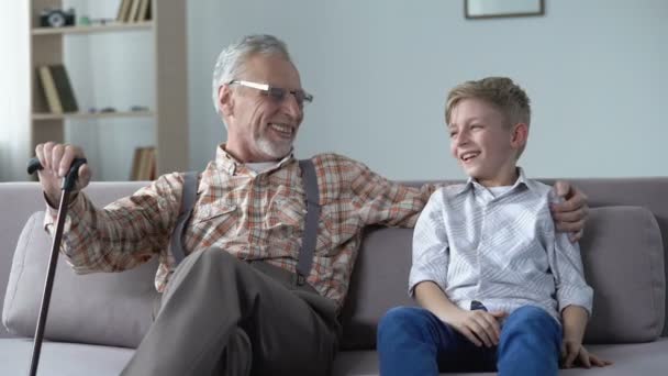 Enkel und Opa lachen, scherzen, haben Spaß zusammen, kommunizieren — Stockvideo