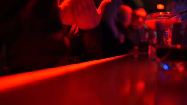 Žena mluvit muž sedící za barovým pultem, noční klub party atmosféru — Stock video