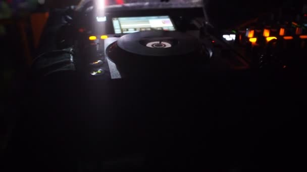Mani di DJ esperti che suonano musica nel night club, commutando i controlli — Video Stock