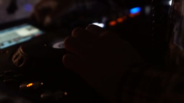 Fechar os controles de troca de mãos dj e misturar música em concerto, vida noturna — Vídeo de Stock