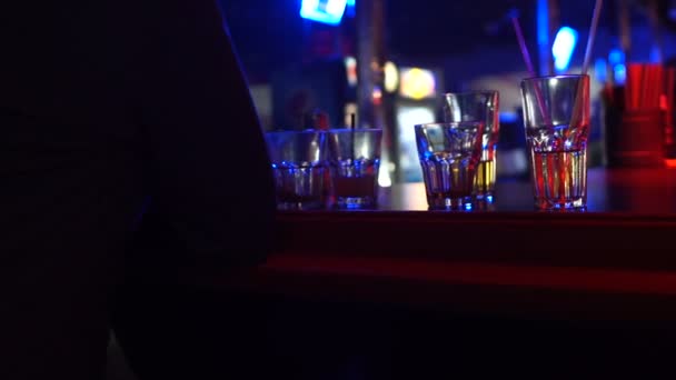 Opilý muž kouření cigaret poblíž barový pult s prázdných sklenic, špatné návyky — Stock video