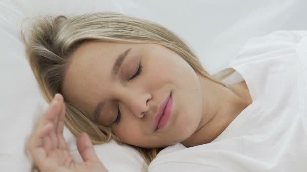 Mooi meisje wakker in de ochtend, gelukkig, glimlachen zachte schone jonge huid closeup — Stockvideo