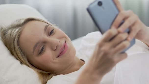Девочка-подросток улыбается, читая утром послание от бойфренда, первая любовь — стоковое видео