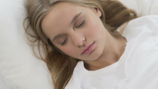 Ładna dziewczyna śpi wygodnie na miękką pościel, spokojne i ciche marzenie widok z góry — Wideo stockowe