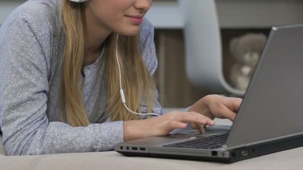 Chica en auriculares que se comunican en el chat de vídeo, redes sociales, estilo de vida juvenil — Vídeo de stock