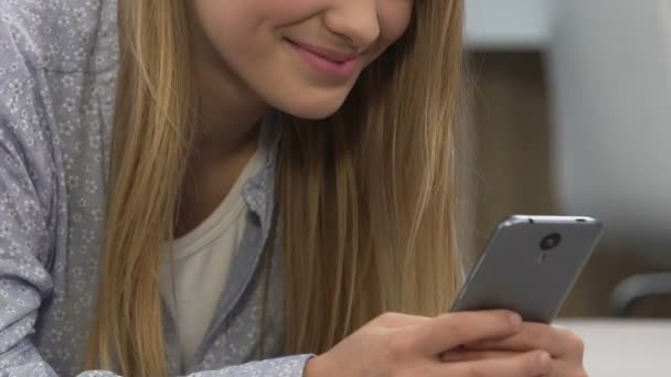 Estudante menina digitando mensagem no smartphone, conversando com namorado, mídias sociais — Vídeo de Stock