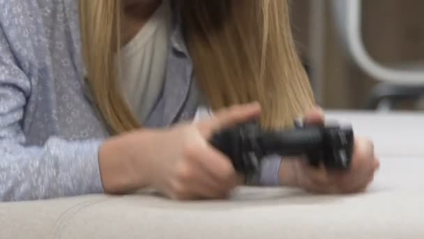 Ragazza infastidita da perdere nel videogioco, gettando joystick nella rabbia, primo piano — Video Stock