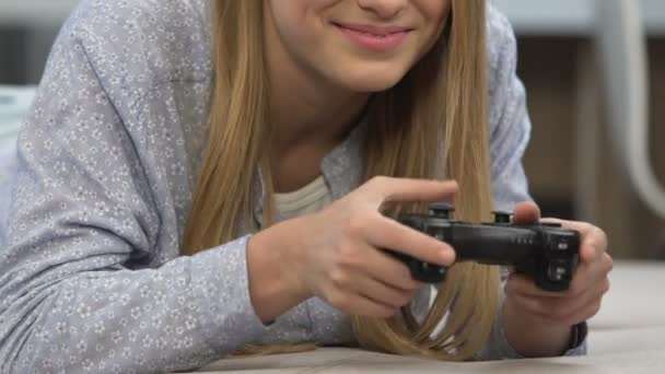 Tonåring spelar videospel med joystick, besvärats av svår nivå, känslomässiga — Stockvideo